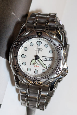 Vintage Casio Quartz Diver Silver-Tone Round Bracelet Watch